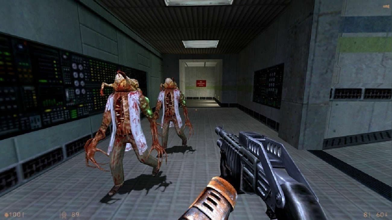 Captura del juego en primera persona con alienígenas atacando al jugador